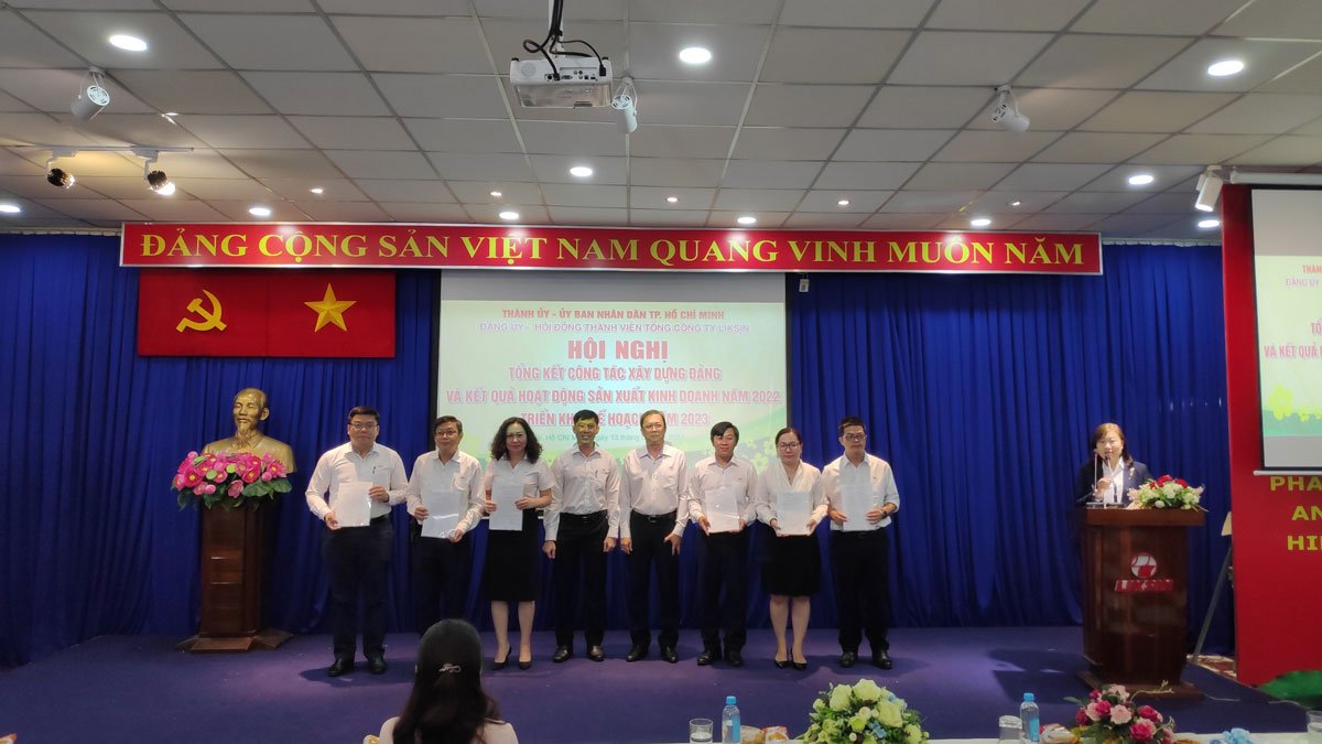 Khen thưởng các tập thể xuất sắc hoàn thành kế hoạch đề ra trong năm, tuyên dương các tập thể vượt kế hoạch doanh thu và lợi nhuận năm 2022
