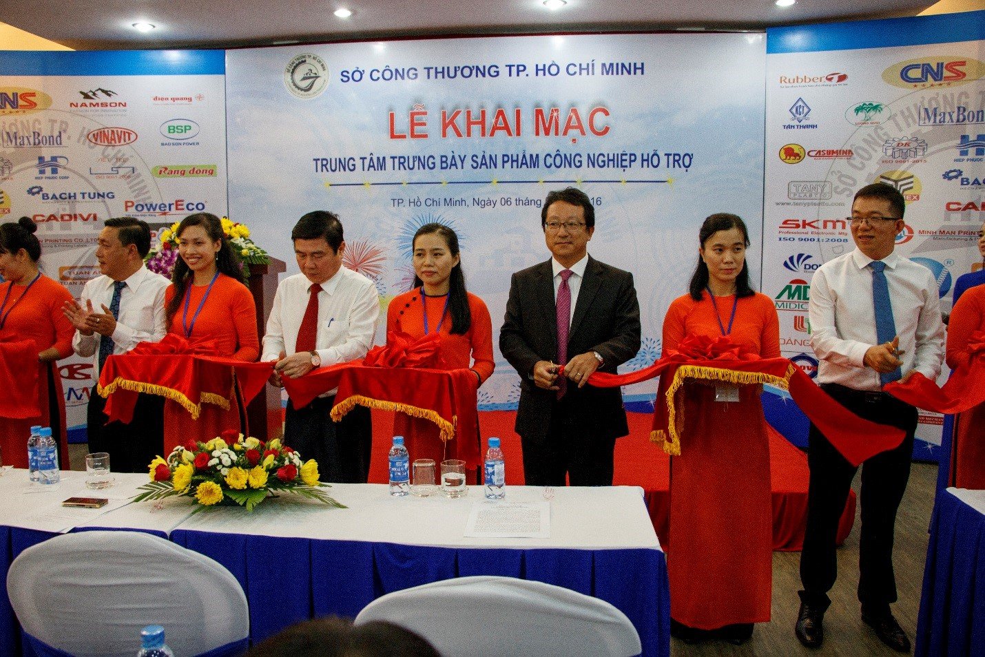 Lãnh đạo TP. HCM thực hiện nghi thức cắt băng khánh thành Lãnh đạo TP. HCM thực hiện nghi thức cắt băng khánh thành