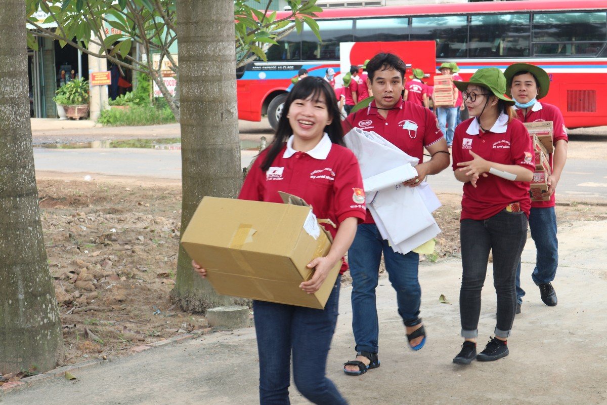 Ảnh minh họa 7 giờ sáng, các chiến sĩ áo hồng đã có mặt tại địa phương để chuẩn bị các phần việc tổ chức những hoạt động tình nguyện
