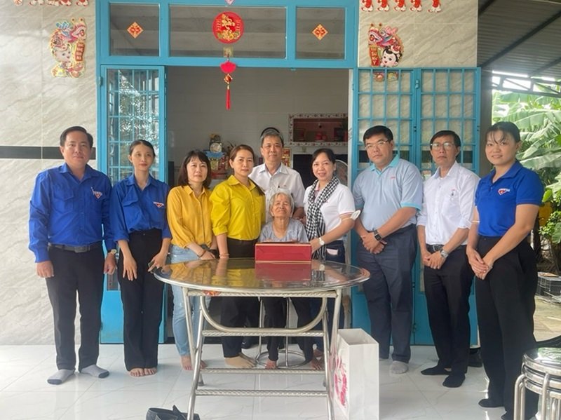 Thăm hỏi, tặng quà Mẹ Việt Nam Anh hùng Phạm Thị Rợt, huyện Đức Hòa
