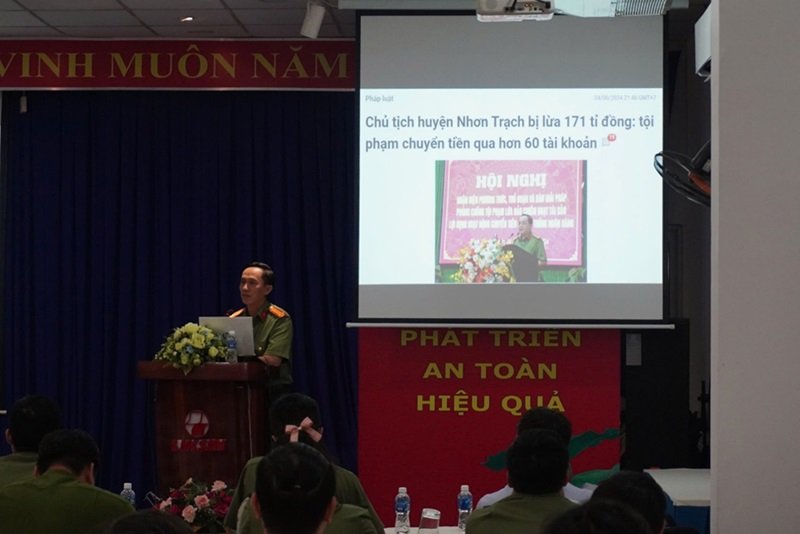 Ảnh: Đồng chí Trung tá Bùi Thái Đức- chuyên viên chính Phòng Tham mưu CATP báo cáo chuyên đề tội phạm