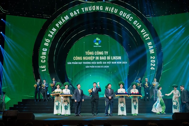 Tổng Giám đốc Tổng công ty Liksin nhận biểu trưng Thương hiệu Quốc gia Việt Nam năm 2024